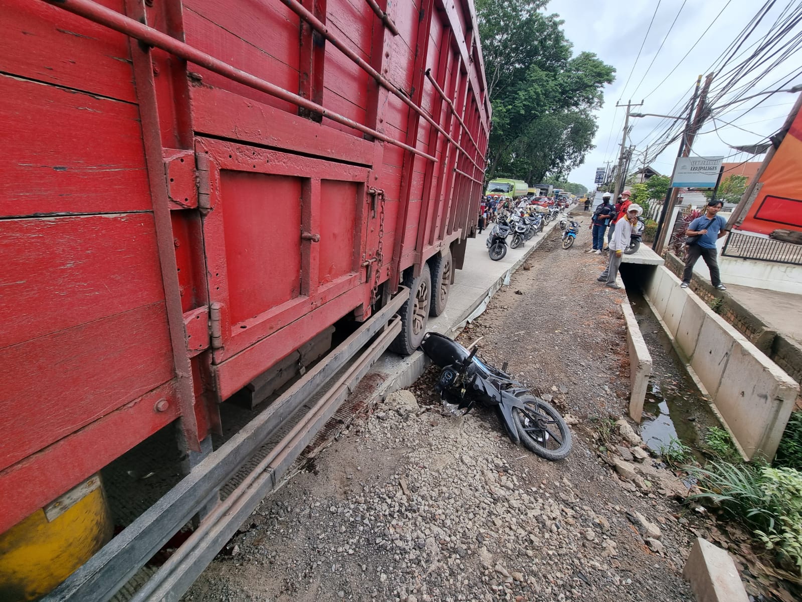 Hendak Putar Arah Truk Fuso Tronton Malah Senggol Sepeda Motor, Satu Orang Tewas di Tempat Kejadian