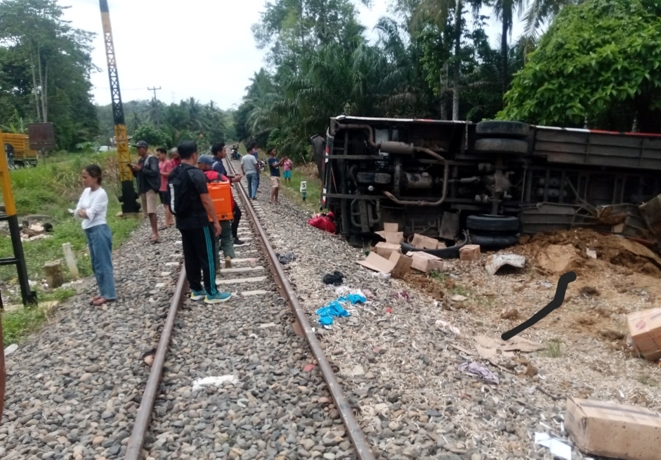 Bus AKAP Dihantam KA BBM di Perlintasan tanpa Palang Pintu, 8 Penumpang Terluka