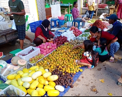 Di Pasar Kalangan, Omset Penjualan Buah Masih Stabil 