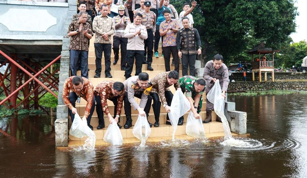 Pemkab dan Polres Muba Tebar Seratus Ribu Bibit Ikan di Danau Ulak Lia 