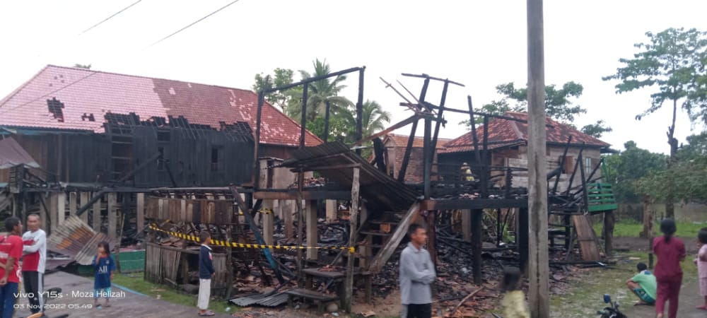 Disambar Petir, Tiga Rumah di Petaling Hangus Terbakar 