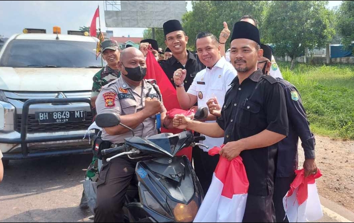 Sukseskan Gerakan Pembagian 10 Juta Bendera Merah Putih, Forkopimcam dan BPD Se Kecamatan Sungai Lilin Bagikan