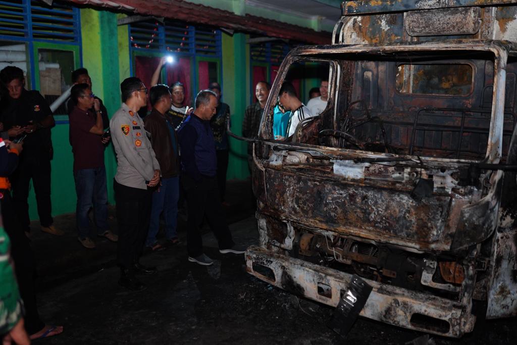 Pastikan Keselamatan Warga, Pj Bupati H Apriadi Tinjau Langsung Kebakaran Mobil Terbakar di Bailangu Timur 