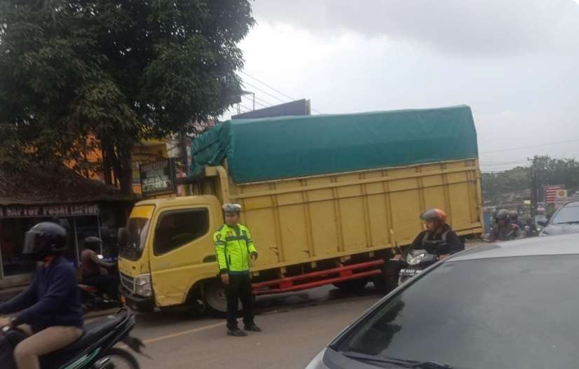 Truk Rusak Hingga Sebabkan Kemacetan, Saat Diperiksa Ternyata Bermuatan Minyak Ilegall