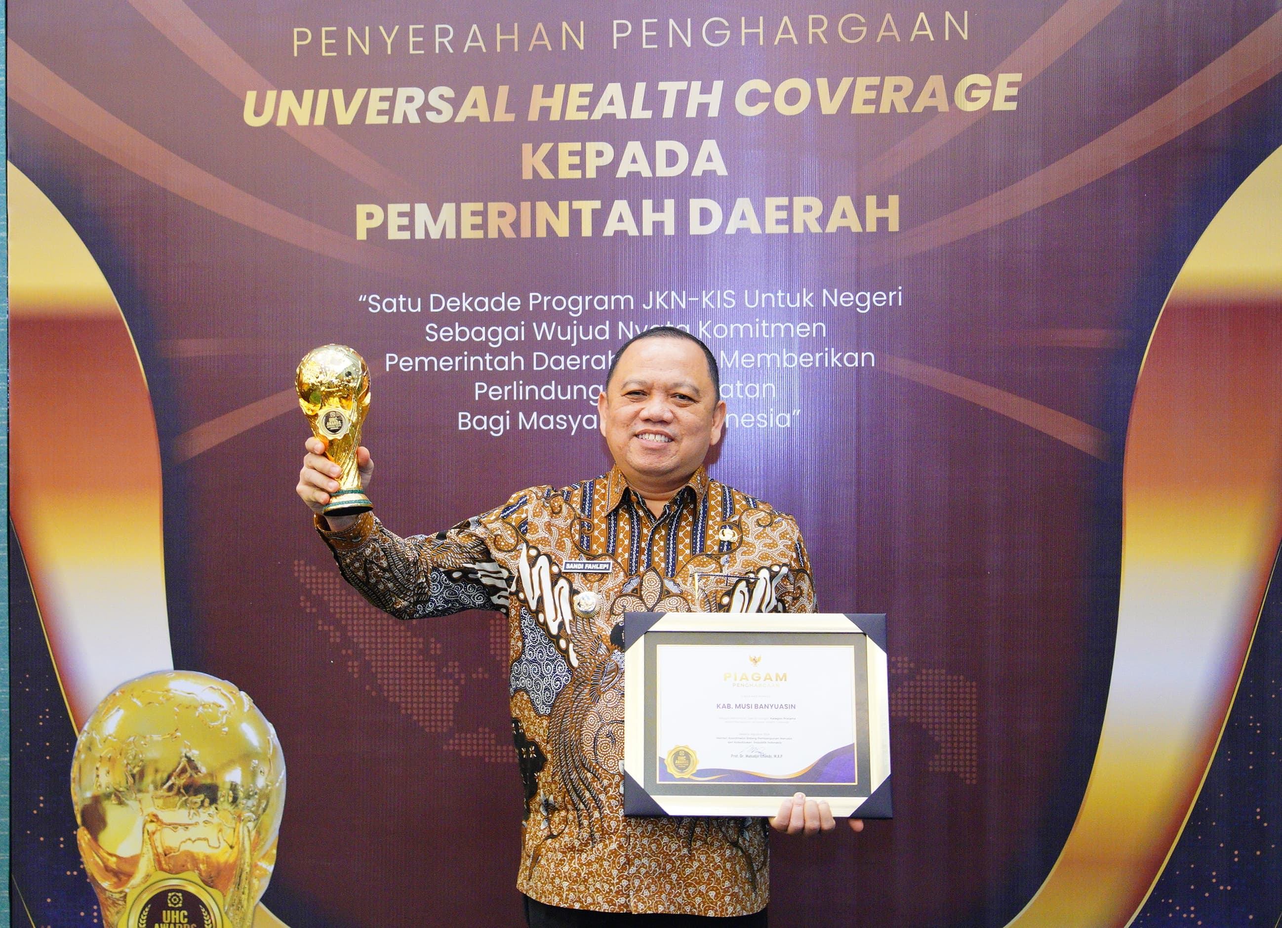 Berhasil Pertahankan 97.88 Persen Warga Muba Terlindungi JKN, Pj Bupati Terima Penghargaan UHC Awards 2024 