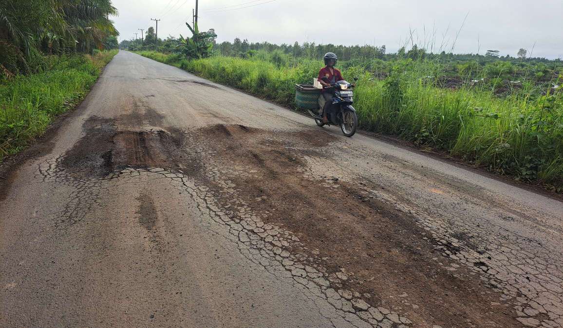 Jalan Talang Siku - Keluang Makin Banyak Kerusakan, Kendaraan Over Tonase Masih Banyak Melintas