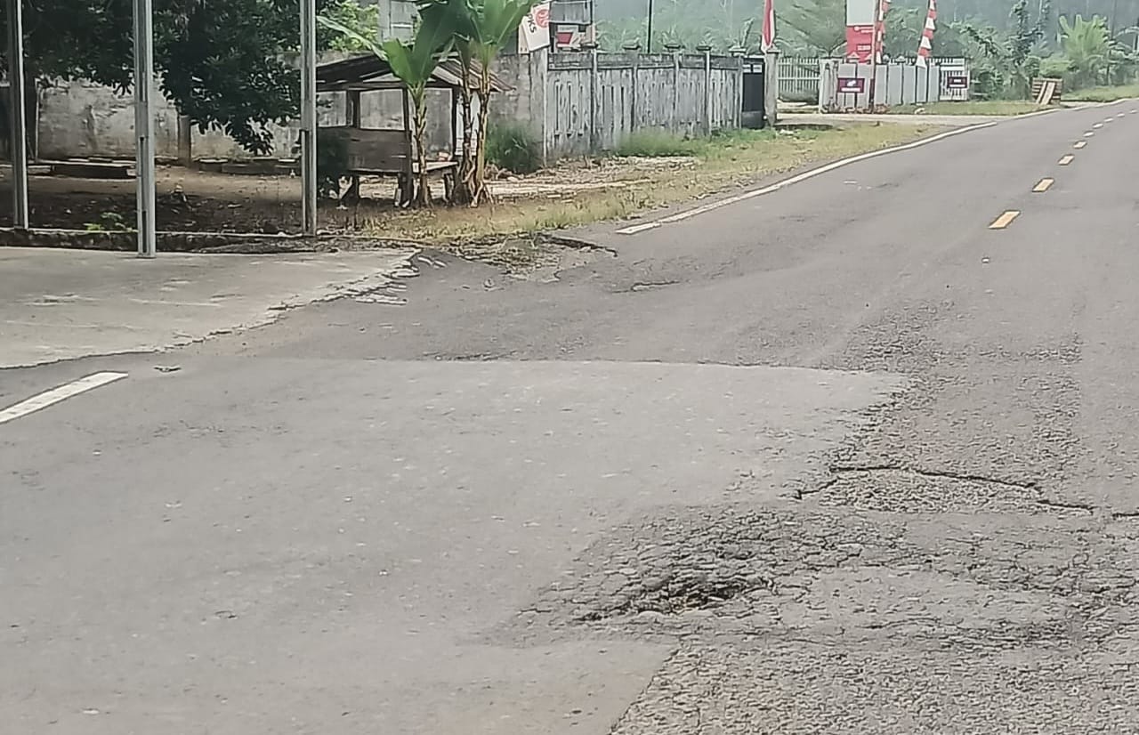 Jalan Sekayu Lubuk Linggau Amblas, Rumah Warga Ngunang Ini Mengalami Retak 