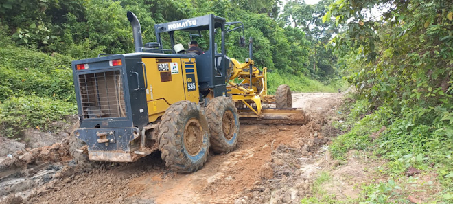 Respon Cepat Pj Bupati H. Apriyadi Turunkan Alat Berat Perbaiki Jalan di Jirak Jaya