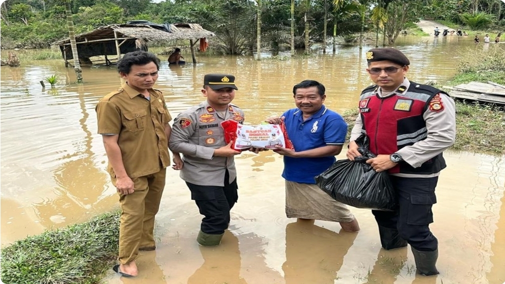 Polsek Keluang Salurkan Bantuan Sosial ke Warga Terdampak Banjir Musiman