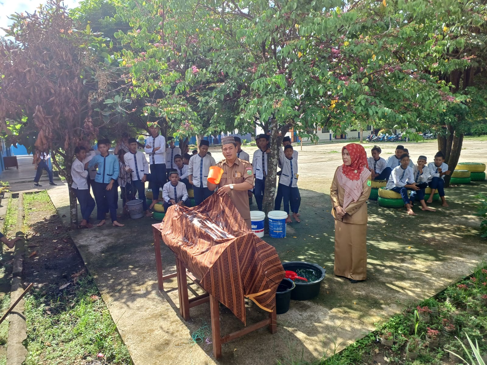 Ratusan Siswa-siswi SMP Negeri 2 Sanga Desa Antusias Belajar Pengurusan Jenazah