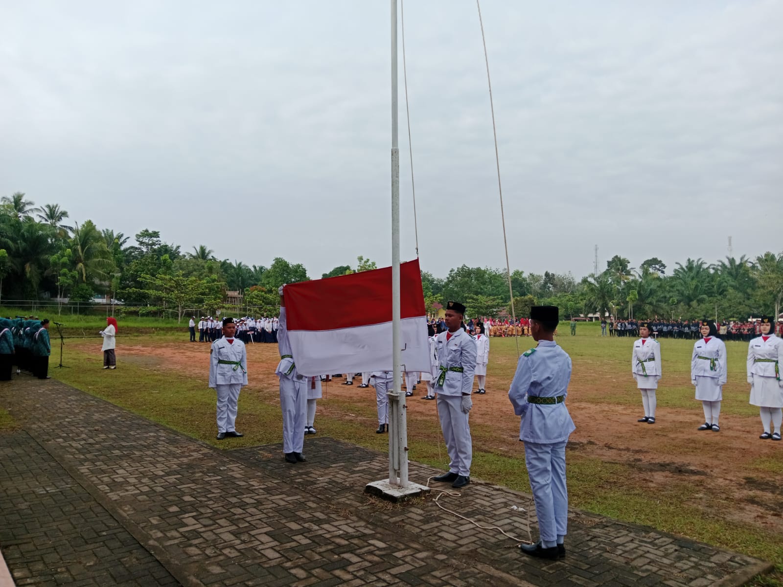 Upacara HUT ke-80 RI di Desa Bukit Jaya Berlangsung Khidmat dan Penuh Semangat Gotong Royong