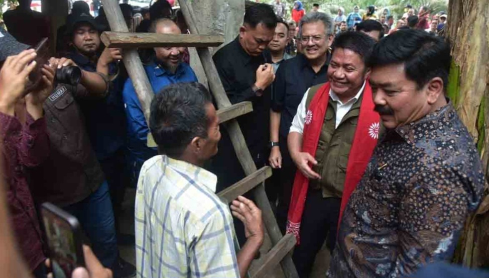 Blusukan Ke Muratara, Menteri ATR/BPN Serahkan Sertifikat Hak Kepemilikan Lahan ke Suku Anak Dalam 