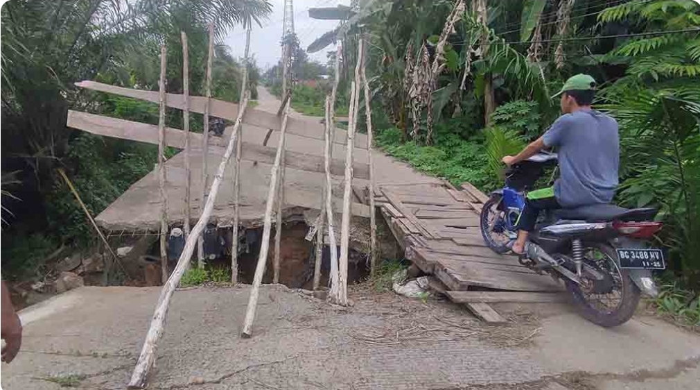 Ambruk Sejak Akhir Tahun Kemarin, Jembatan di Banyuasin Ini Tak Kunjung Diperbaiki