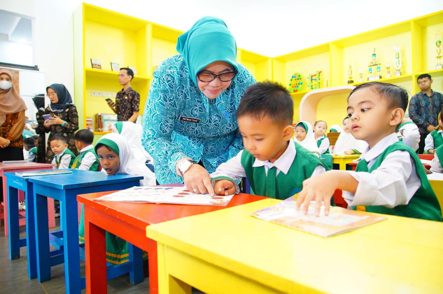 Tebar Semangat Literasi Bersama Hj. Patimah Toha dan Rosada Rohman di PAUD Kasih Bunda