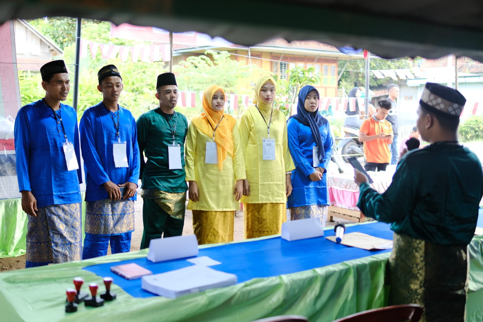 TPS Unik di Kelurahan Kayuara, Petugas KPPS Gunakan Pakaian Melayu dan Bendera Merah Putih