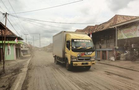 Saat Melintas, Pengendara Jalinteng Mandi Debu 