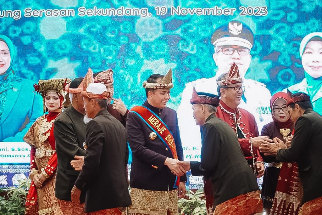 Pj Gubernur Sumsel dan Pj Ketua PKK Sumsel Mendapat Gelar Adat di Muara Enim