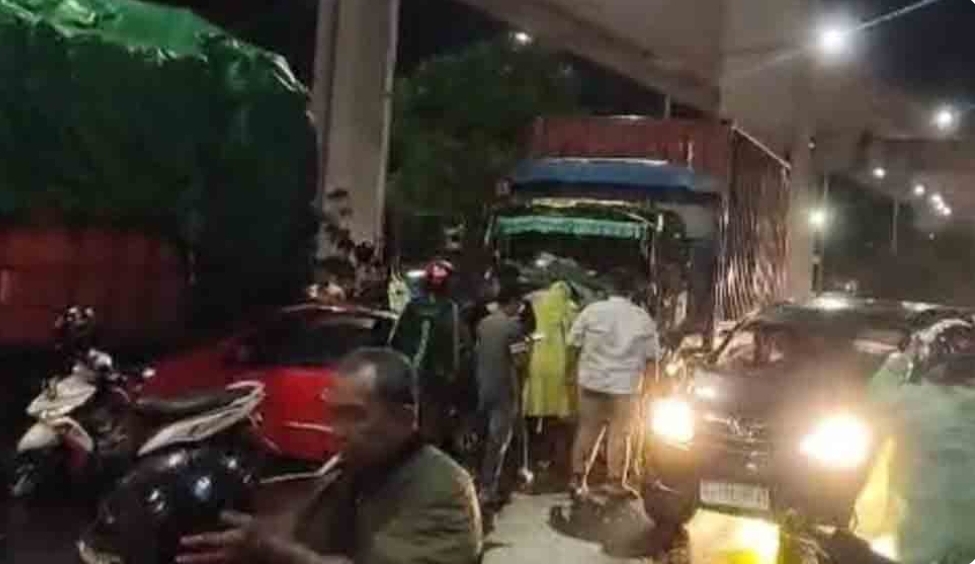 Diduga Rem Blong, Truk Trailer Seruduk 4 Mobil di Lampu Merah Kota Palembang