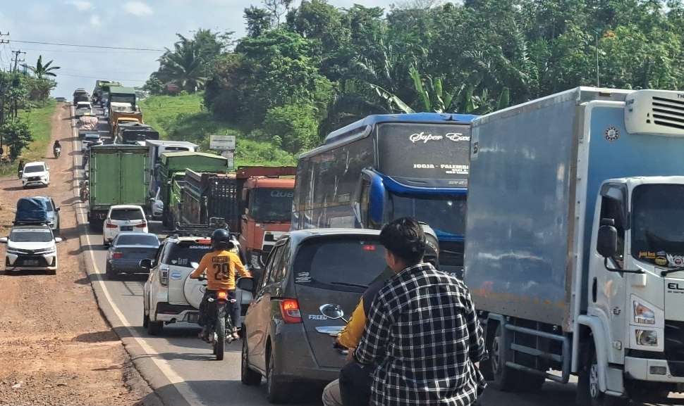 Efek Domino Kemacetan, Arus Kendaraan dari Jambi Tersendat di Sungai Lilin