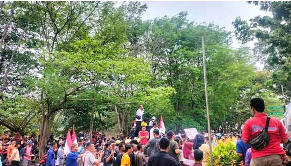 Warga Demo di DPRD Kabupaten Banyuasin, Tuntut PJ Bupati Diganti