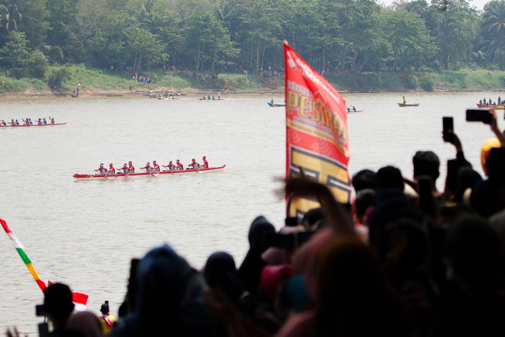 Lomba Bidar HUT RI Ke-78 di Teluk Kijing I Muba, Perebutkan Mobil, Pj Bupati Tambah Hadiah Utama Puluhan Juta