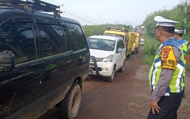 Jalintim Palembang - Betung Masih Macet, Evakuasi Truk Trailer Masih Belum Berhasil