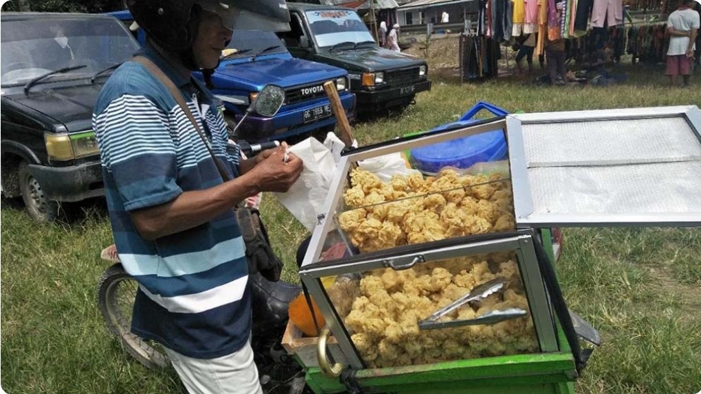 Agar Tetap Diminati Pembeli, Begini Trik yang Dilakukan Pedagang Keliling di Muba ini