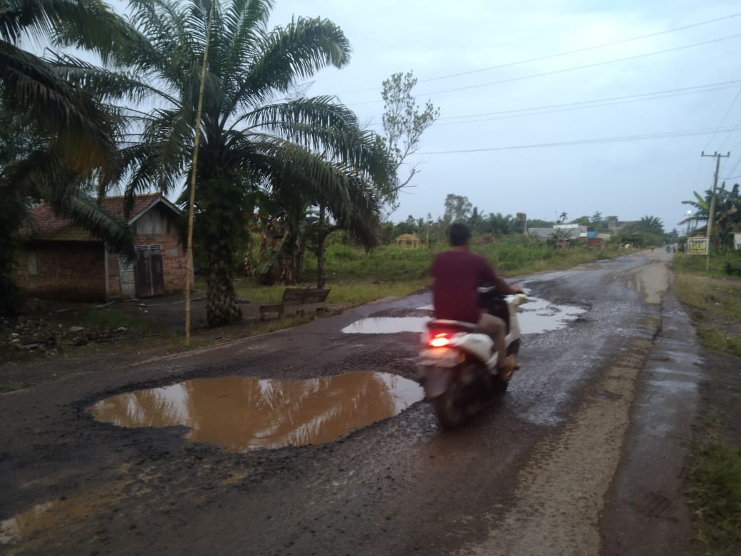 Jalan Rusak di Talang Siku Makin Parah, Beberapa Kali Menyebabkan Kecelakaan