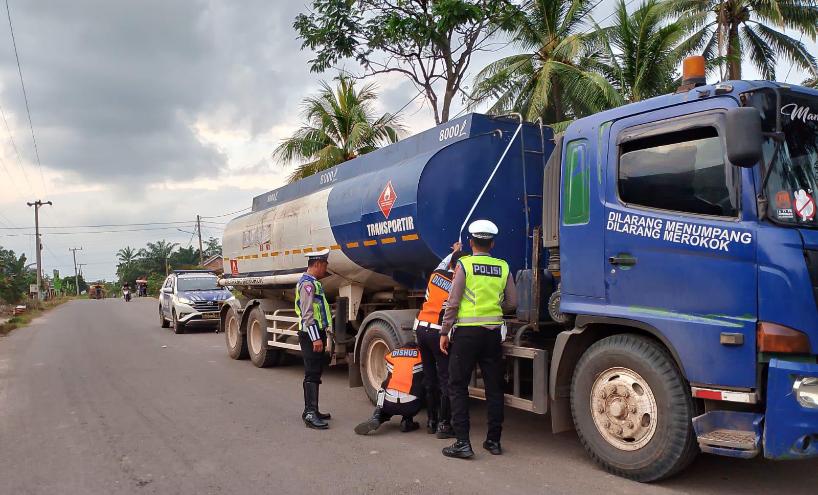 Dishub dan Satlantas Polres Muba Tertibkan Kendaraan Over Tonase, di Jalan Sungai Lilin - Keluang