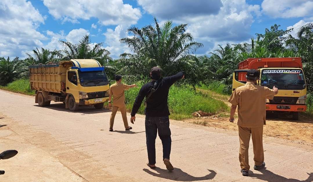 Pemdes dan Warga Nusa Serasan Stop Kenderaan Kontraktor Angkutan PT Hindoli, Ini Penyebabnya