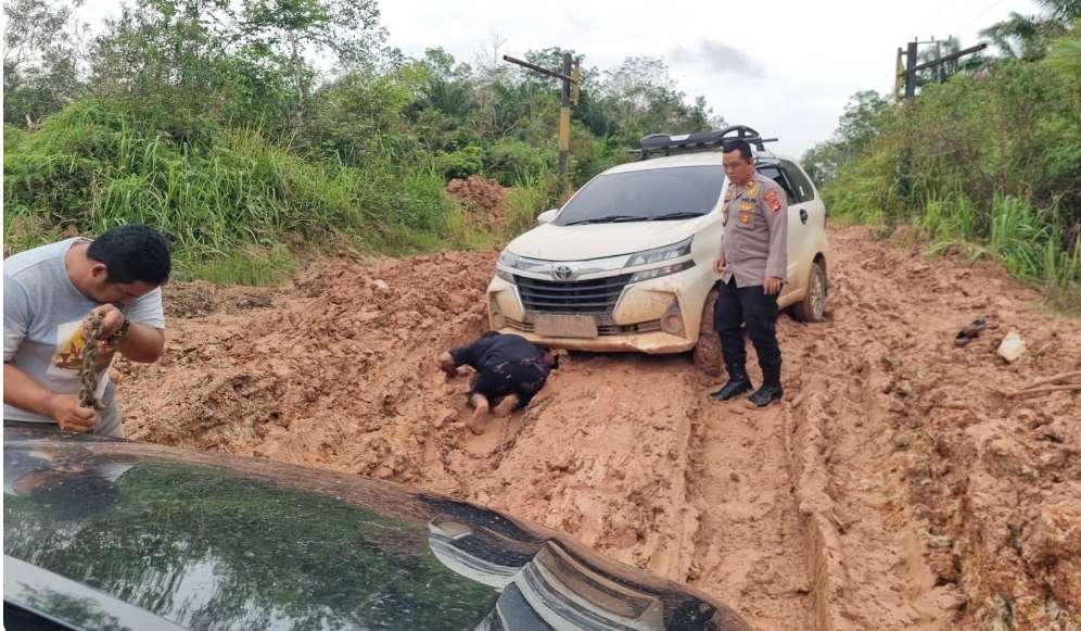 Akibat Jalan Rusak, Ibu Warga Tungkal Ilir Banyuasin Ini Nyaris Lahiran di Jalan, Untung Dibantu Polisi