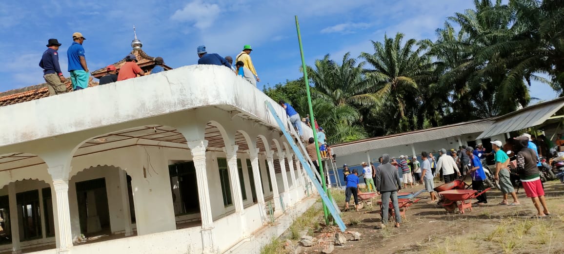 Warga Mekar Jadi Gotong Royong Bongkar Bangunan Masjid Lama