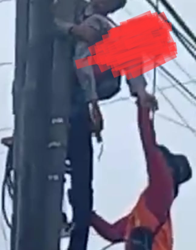 Viral! Video Seorang Pria Tergantung di Tiang, Diduga Tersengat Listrik