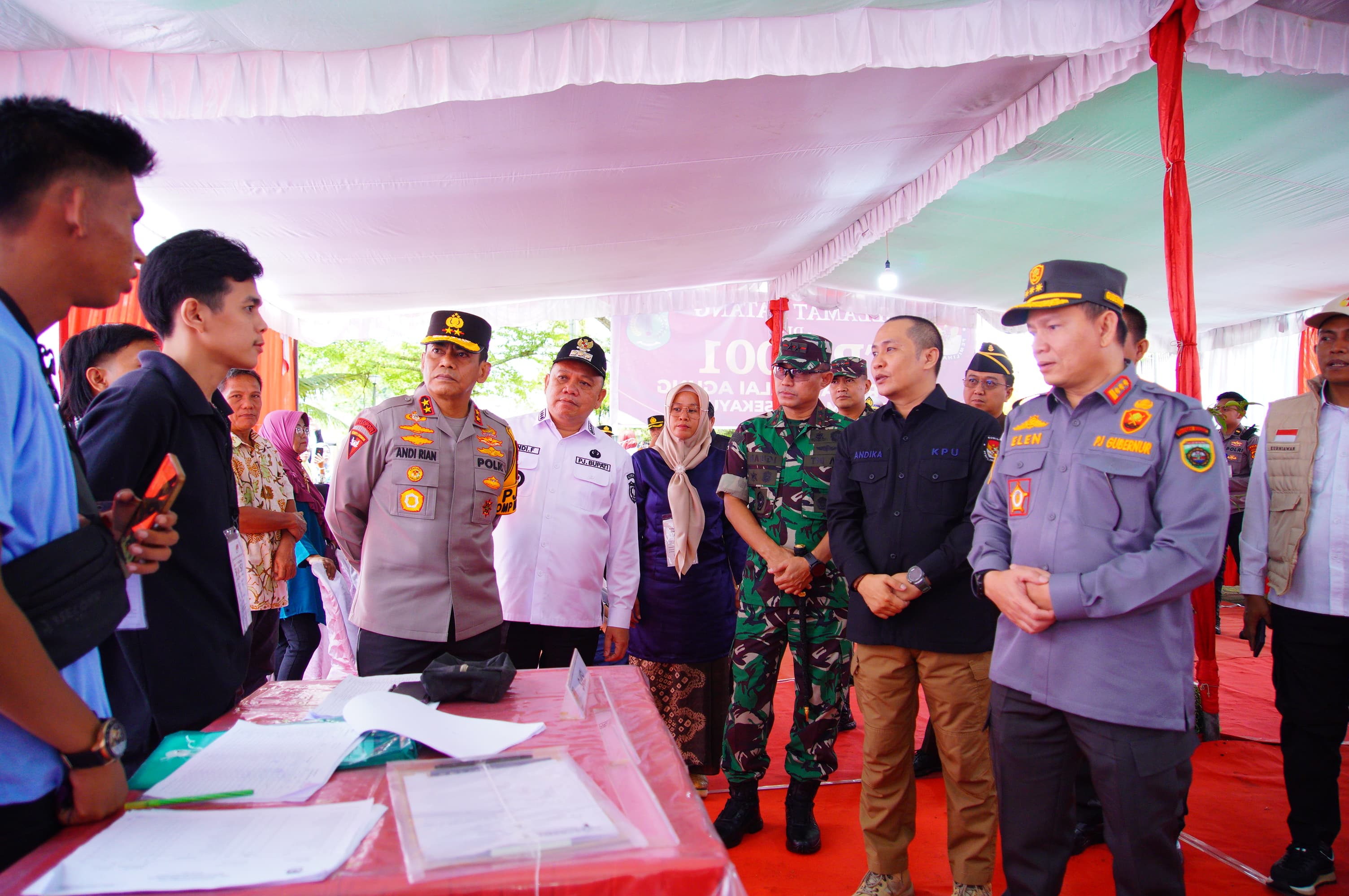 Pj Gubernur Sumsel Elen Setiadi bersama Kapolda Sumsel dan Pangdam II Sriwijaya Tinjau TPS di Muba