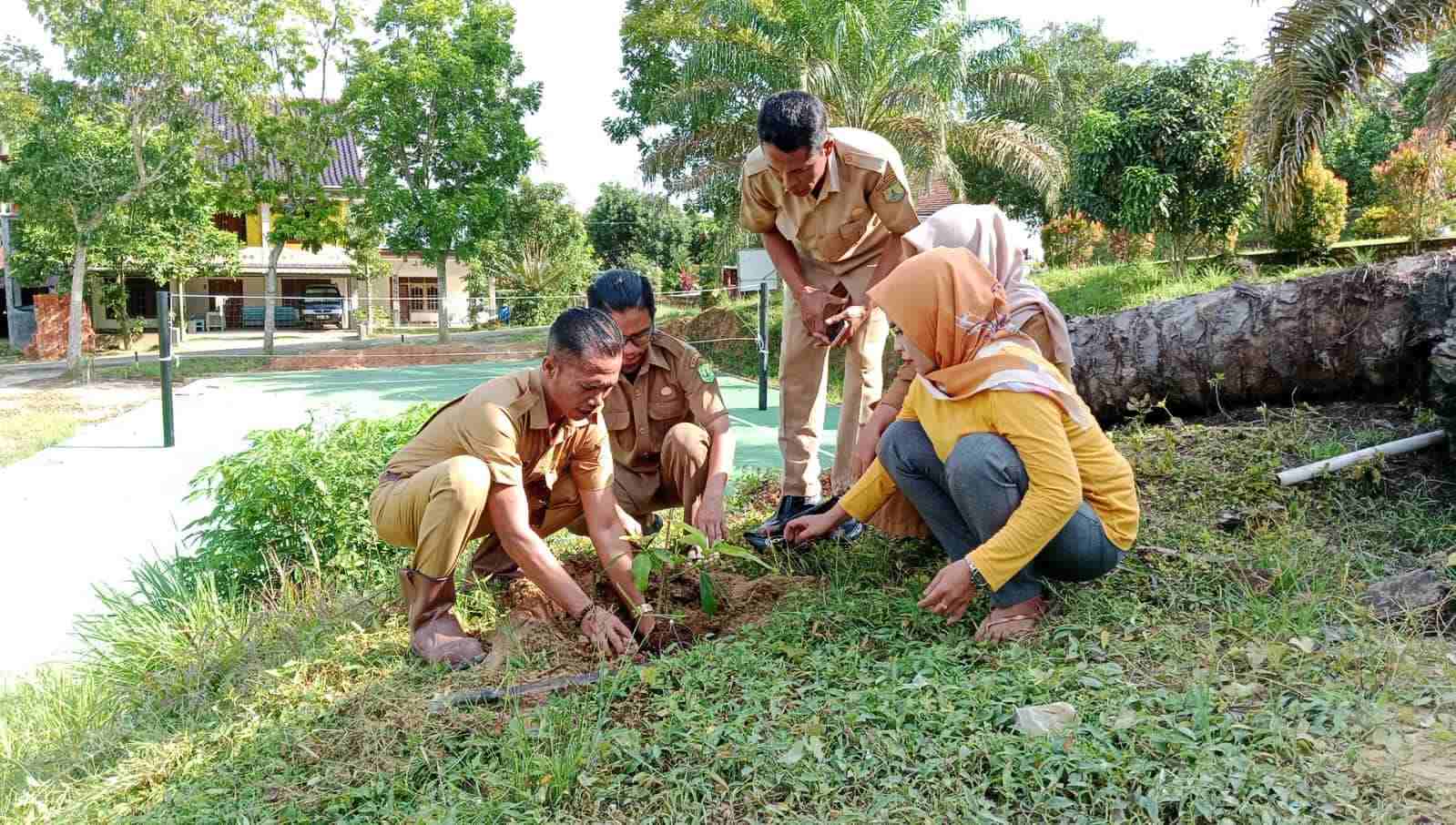 Peringati Hari Desa Asri, Bukit Jaya Tanam Seratus Pohon