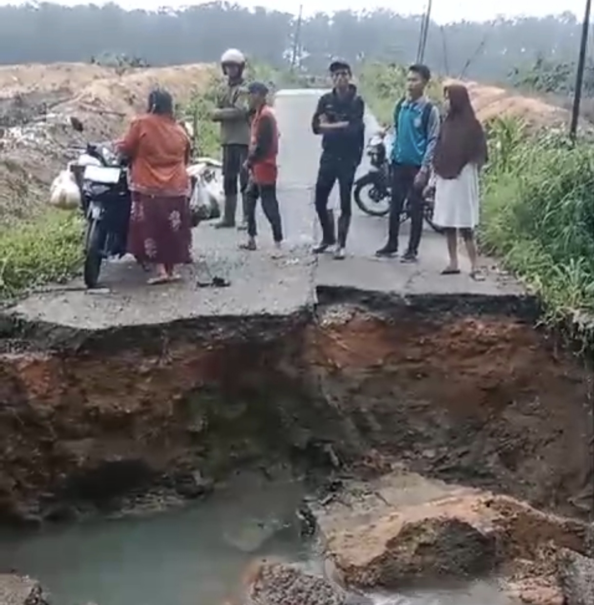 Longsor Akibat Hujan Lebat, Jalan Penghubung Desa Toman dan Toman Baru Terputus Total