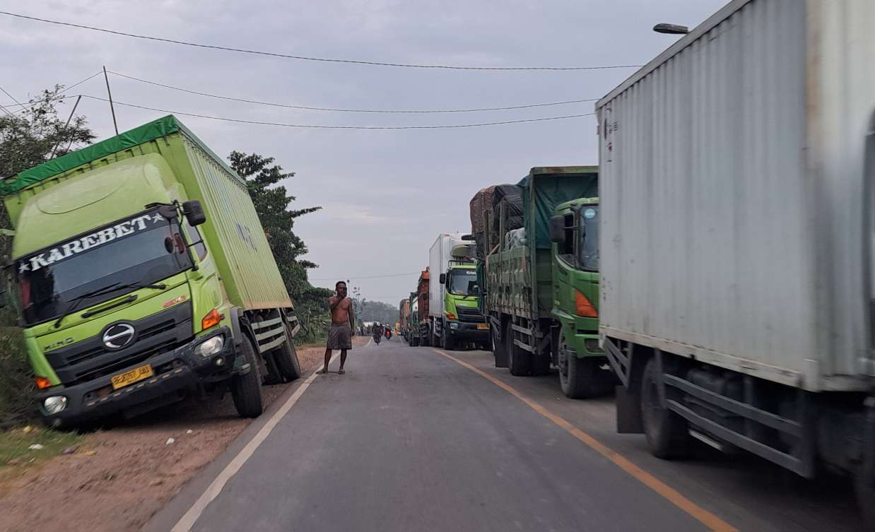 Jalintim Palembang - Jambi 24 Jam Macet, Pengendara Berharap Pembangunan Tol Segera Rampung