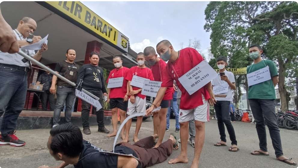 Polisi Gelar Rekontruksi Kasus Tawuran Kelompok Pemuda di Palembang, 4 Tersangka Peragakan Perannya