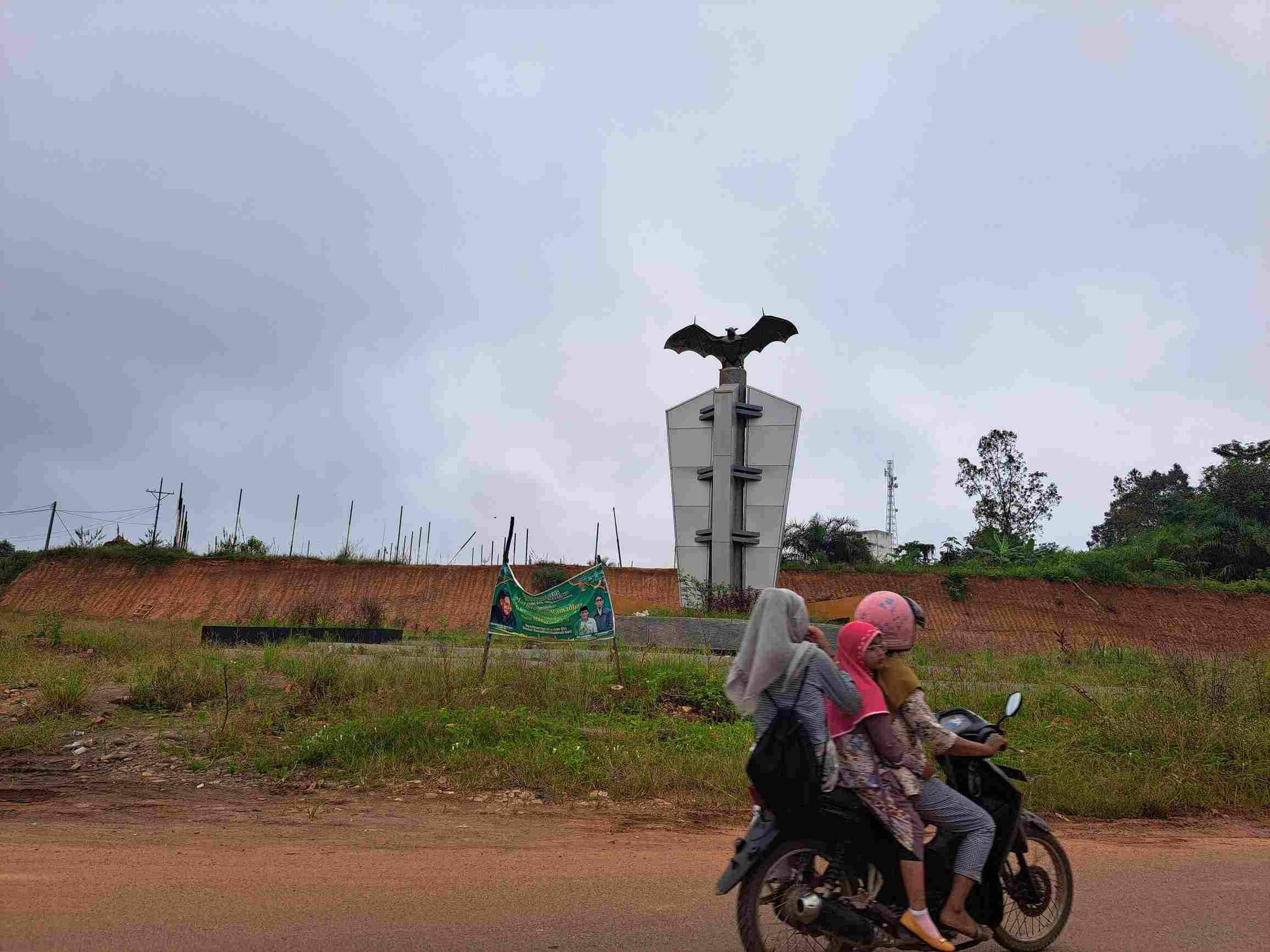 Banyak Rumput, Tugu Keluang Terkesan Kurang Terawat