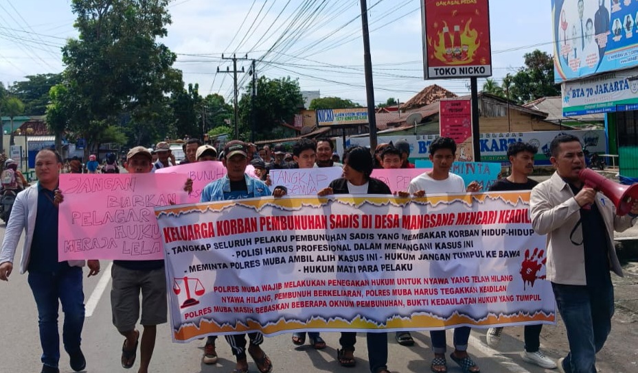 Keluarga Korban Pembunuhan di Desa Mangsang Bayung Lencir Gelar Aksi Demo di Polres Muba, Ini Tuntutannya