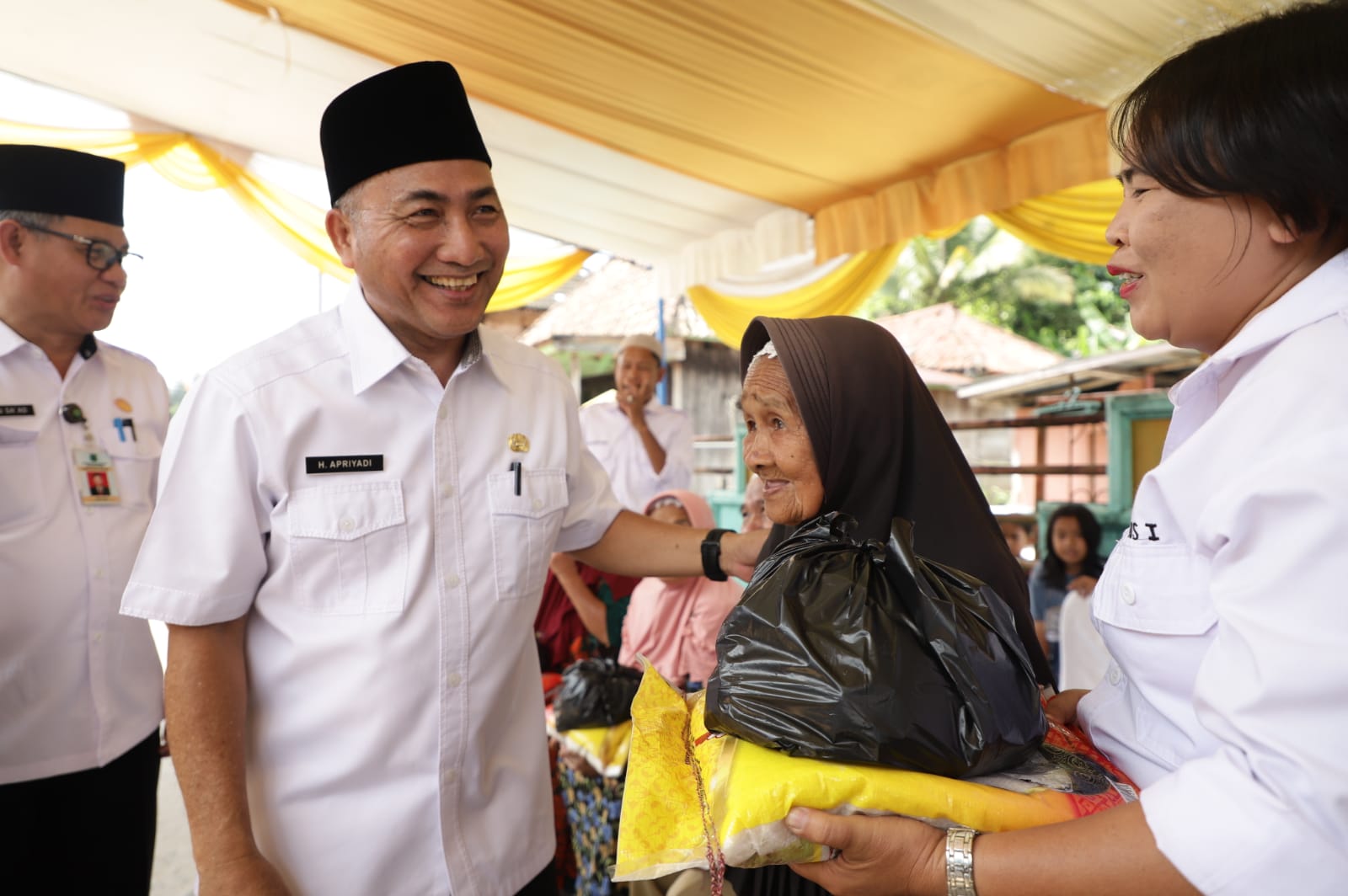 Apriadi Salurkan Bantuan, Warga Prasejahtera di Tanah Abang 