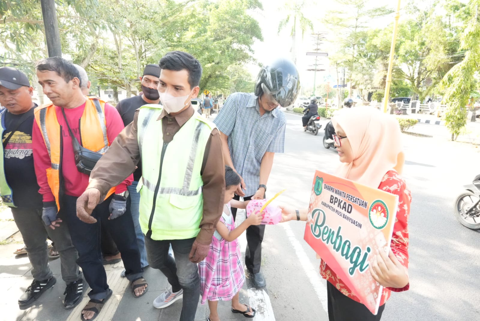 Ramadan Penuh Kepedulian, DWP BPKAD Muba Bagikan Takjil untuk Pengendara di Sekayu