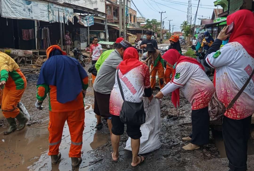 Atasi Genangan Air di Jalan Puskesmas, Pemerintah Kelurahan Sungai Lilin Gelar Gotong Royong