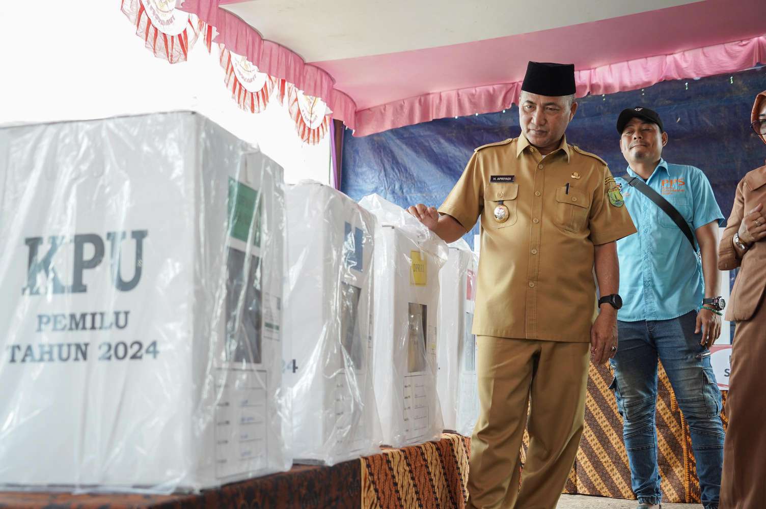 Pj Bupati Muba Keliling TPS Kecamatan Pastikan Logistik Pileg Pilpres 2024 Siap