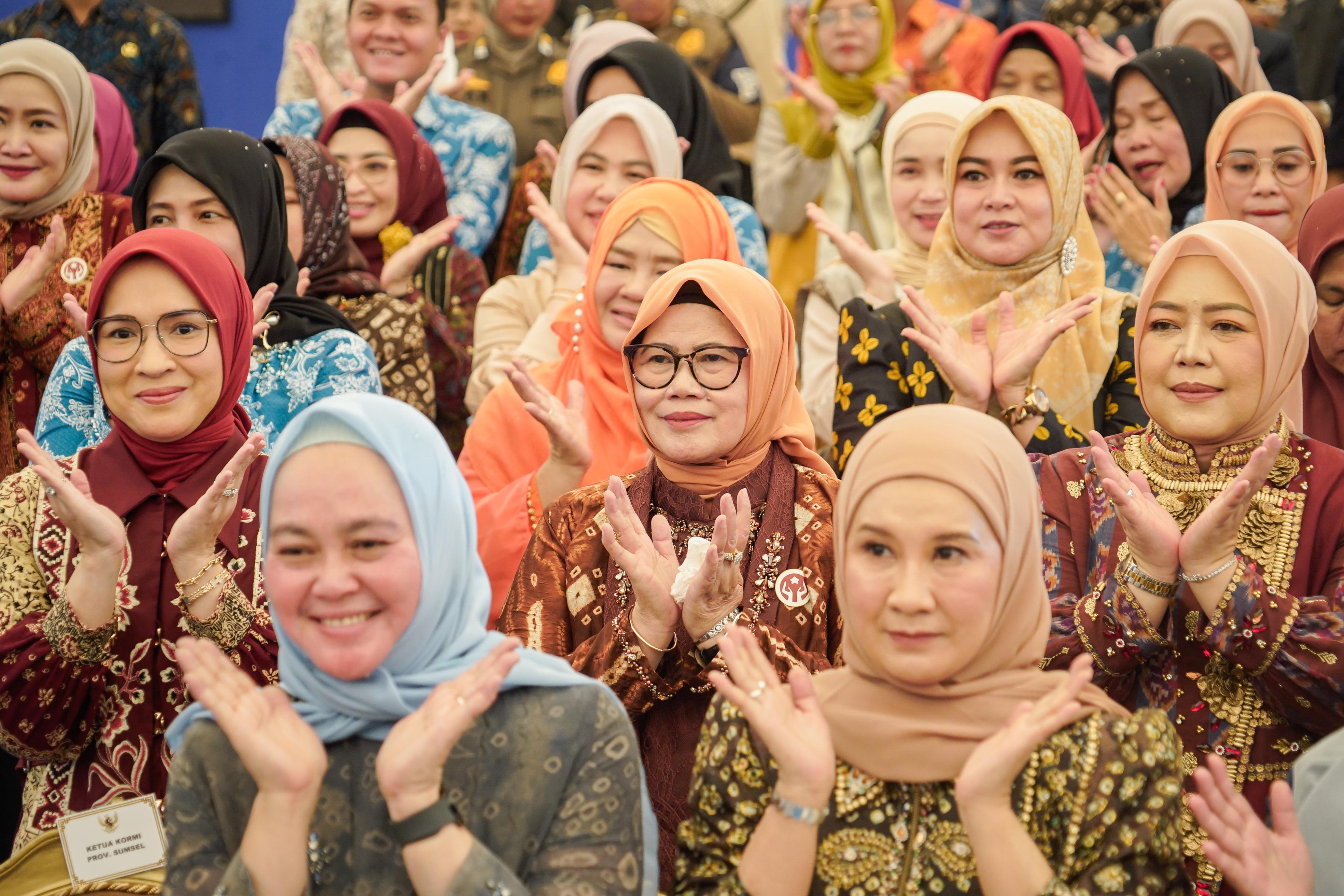 Ketua Dekranasda Muba Tampil Anggun di Festival Kreatif Sriwijaya, Dukung Penguatan Industri Wastra 