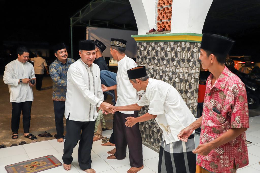 Salat Tarawih di Desa Sereka, Ini Pesan Pj Bupati Apriyadi