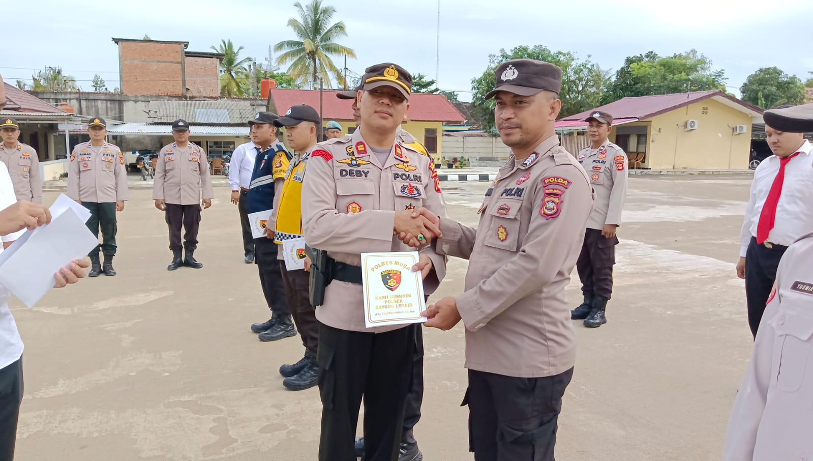 Kapolsek Bayung Lencir Beri Penghargaan Kepada Personil, PNS Hingga PHL