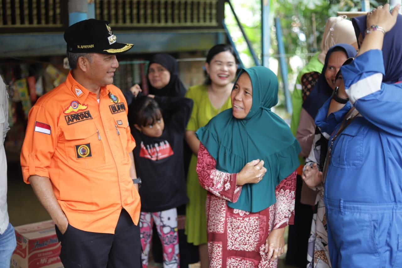 Pj Bupati Apriyadi Sambangi Warga Korban Banjir di Jembatan Gantung