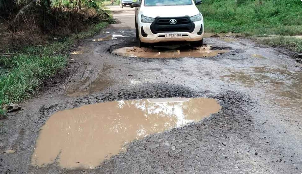 Beginilah Kondisi Jalan Menuju Desa di Kecamatan Lais, Cukup Memprihatinkan