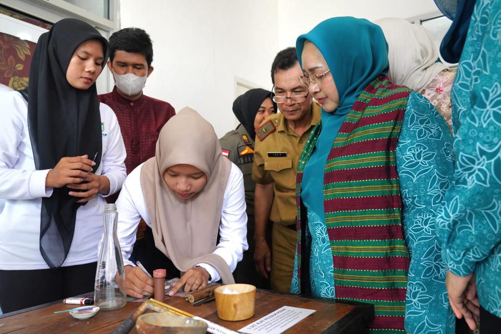 Pj Ketua Dekranasda Sumsel Tinjau Pelatihan Kerajinan Perak di Kabupaten Ogan Ilir